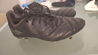 Botas de fútbol negras