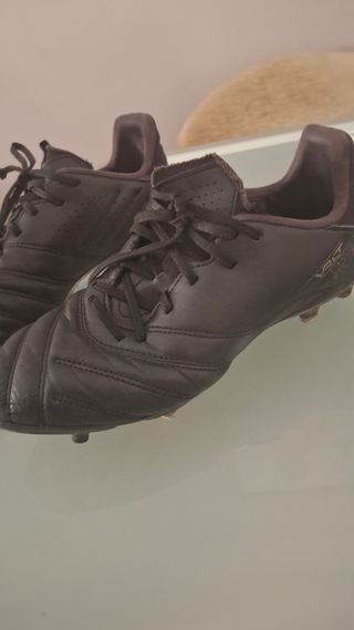 Botas de fútbol negras