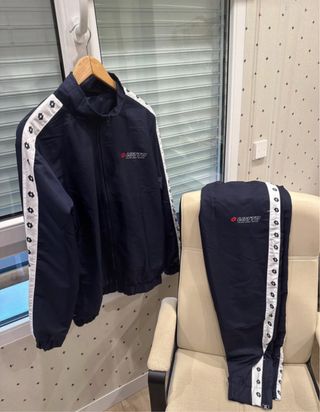 Conjunto deportivo Lotto azul y blanco
