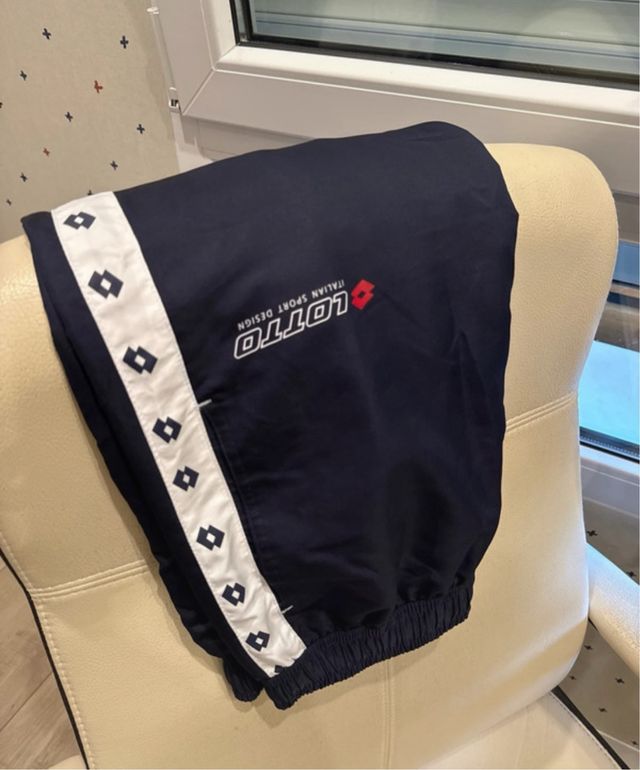 Conjunto deportivo Lotto azul y blanco