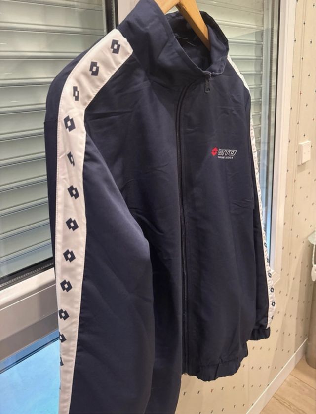 Conjunto deportivo Lotto azul y blanco