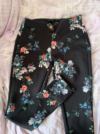 Pantalones negros con estampado floral