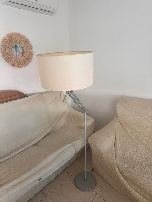 Lampada da terra beige e argento.