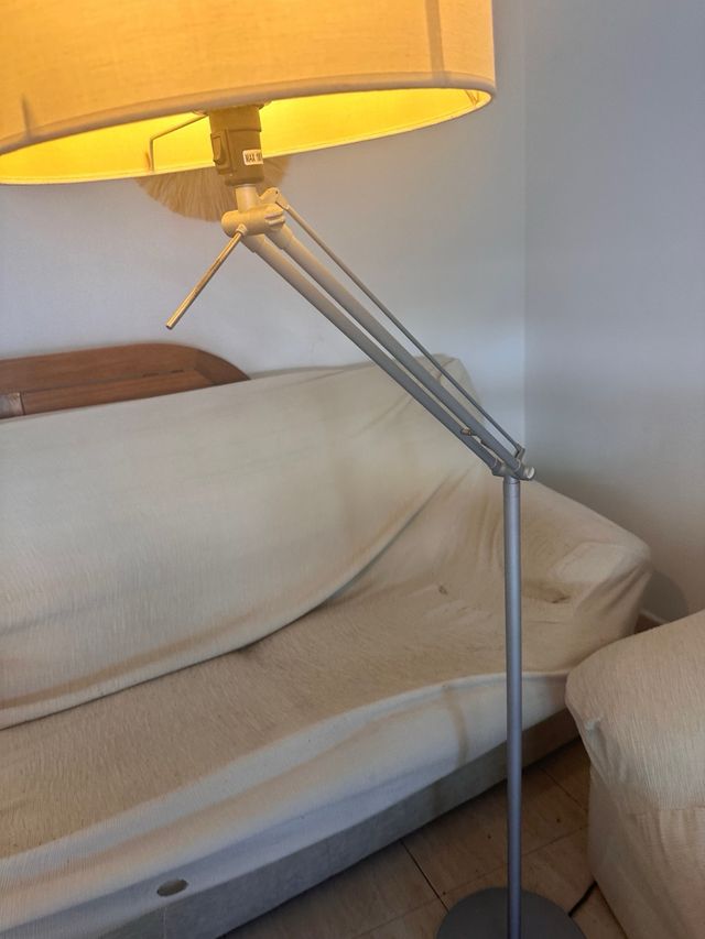 Lampada da terra beige e argento.
