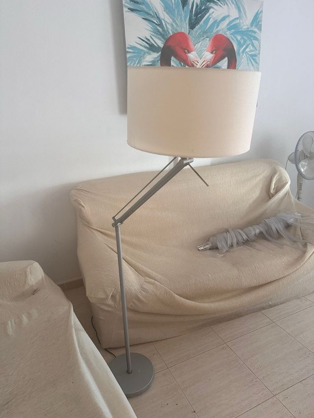 Lampada da terra beige e argento.