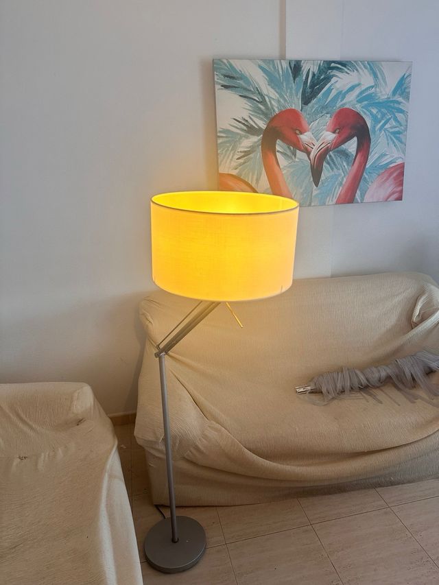 Lampada da terra beige e argento.