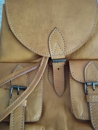 Mochila de piel amarilla nueva
