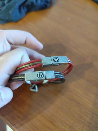 Pulseras de cuero con dijes de corazón