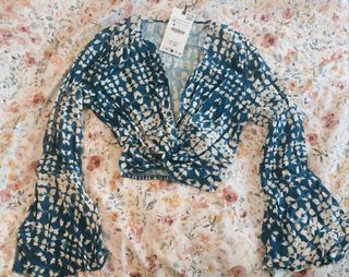 Top Zara estampado con nudo y manga acampanada