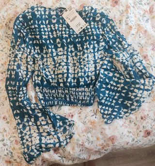 Top Zara estampado con nudo y manga acampanada