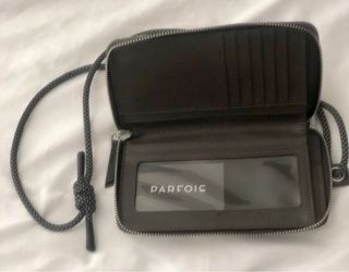 Bolso Parfois porta móvil y monedero estampado. 