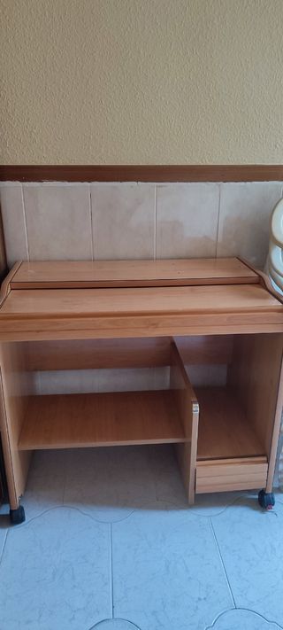 Escritorio de madera con ruedas