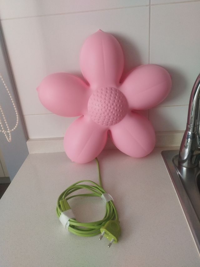 Lámpara flor rosa con cable verde