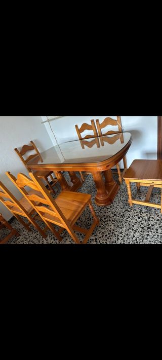 Mesa grande con cristal y 6 sillas de madera