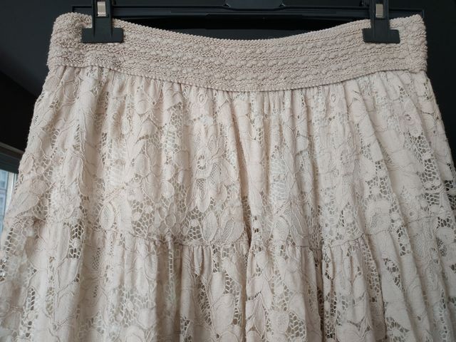 Falda larga beige de encaje