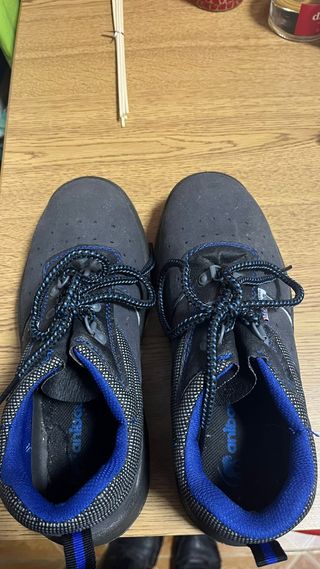 Zapatos de seguridad negros y azules