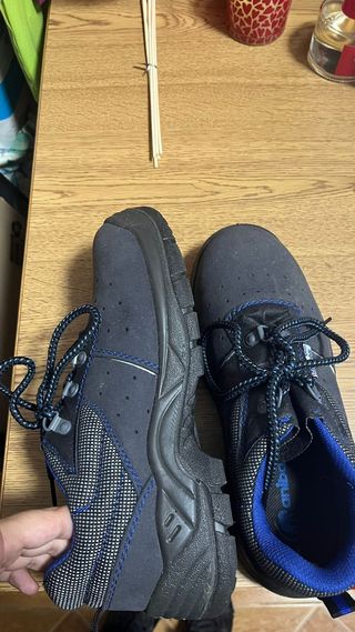Zapatos de seguridad negros y azules