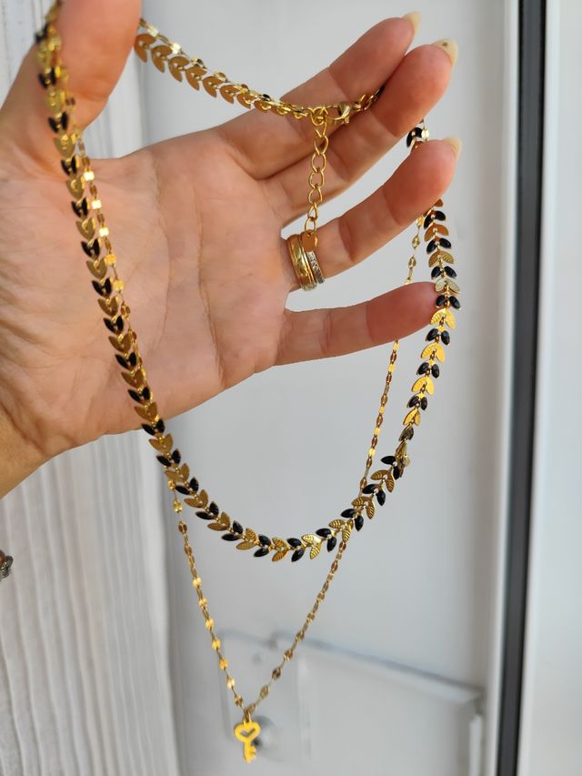 Collar de acero dorado y negro