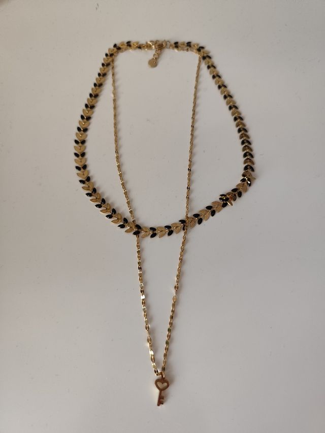 Collar de acero dorado y negro