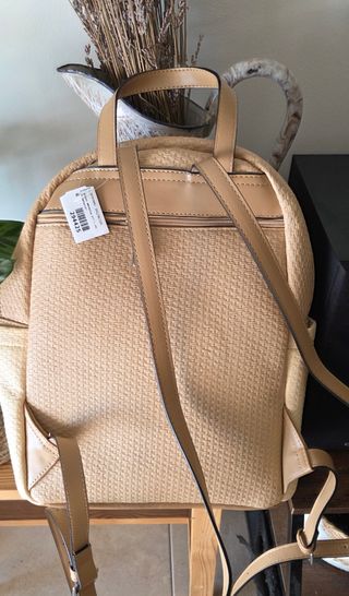 Mochila beige y marrón