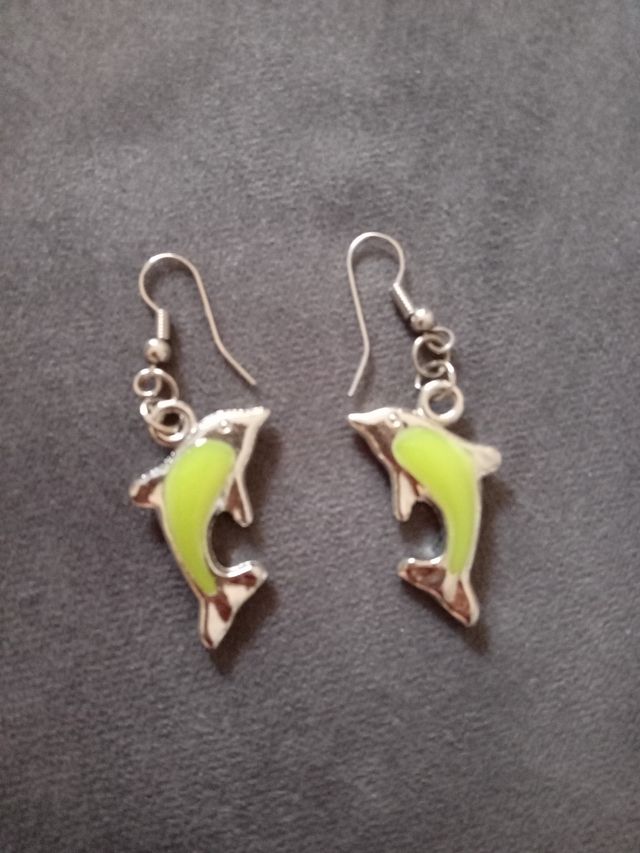 Pendientes de delfín plateados y verdes