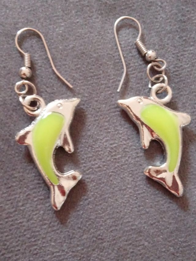 Pendientes de delfín plateados y verdes