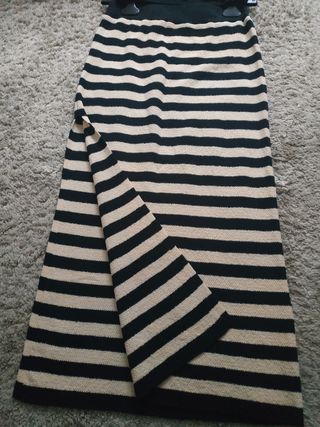 Conjunto falda y jersey rayas beige y negro