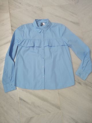 Blusa H&M azul claro con volantes