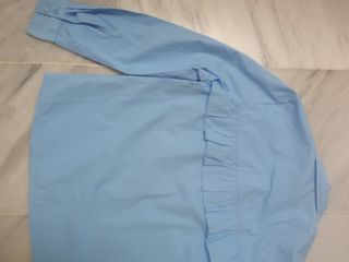 Blusa H&M azul claro con volantes