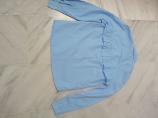 Blusa H&M azul claro con volantes