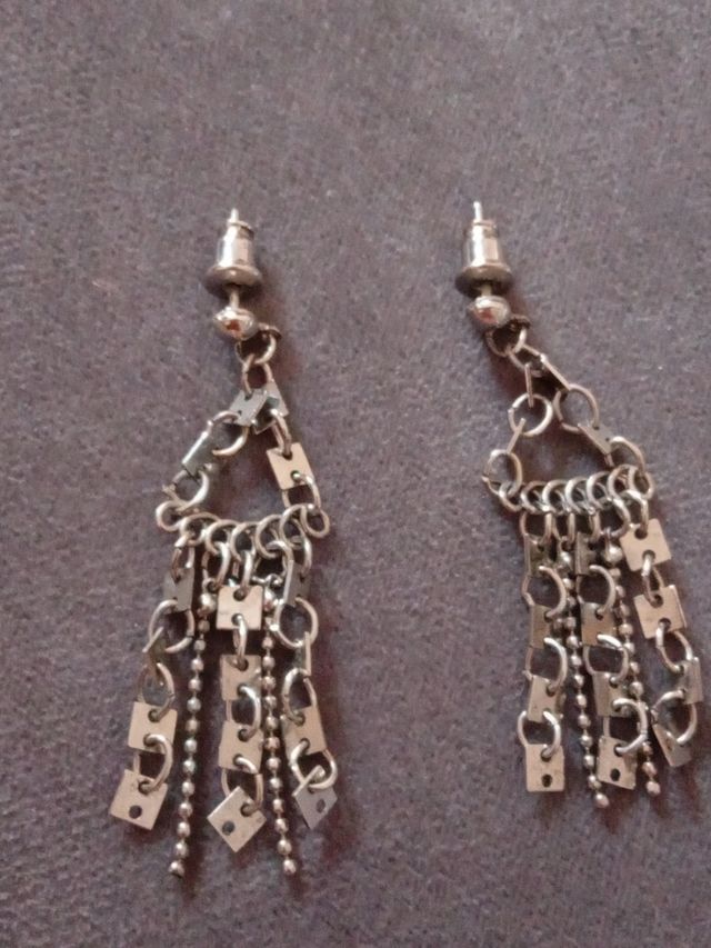 Pendientes largos plateados con cadenas