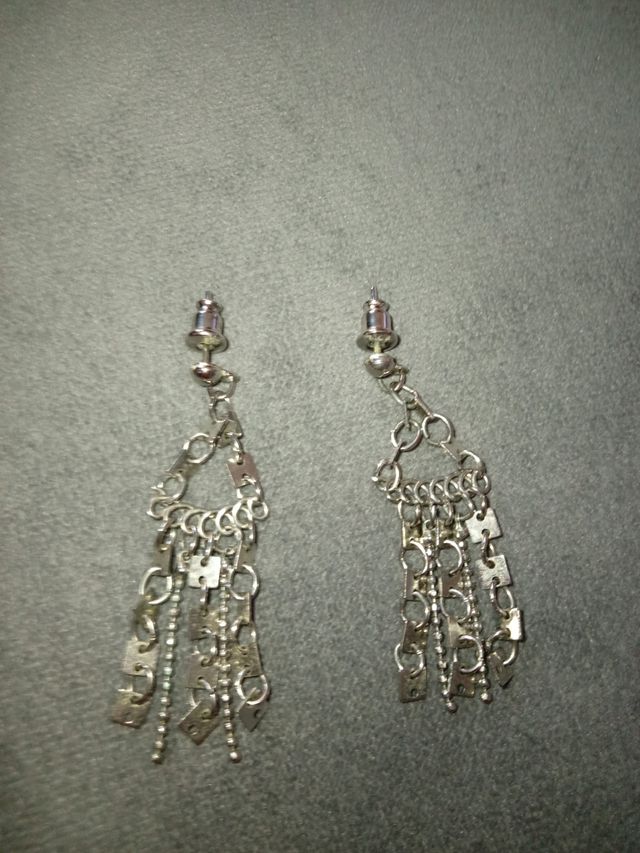 Pendientes largos plateados con cadenas