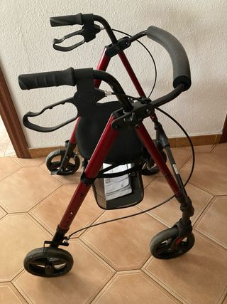 Andador con frenos y asiento