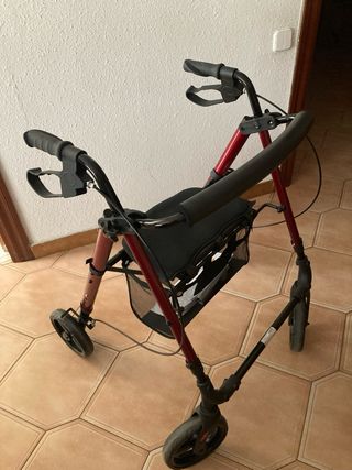 Andador con frenos y asiento