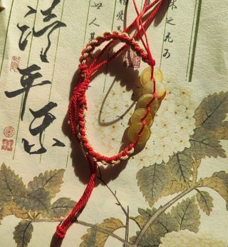 Pulsera de jade xiu con cordón rojo