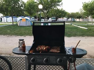 Barbacoa de gas negra y plateada