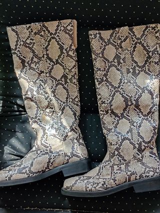 Botas de serpiente beige y grises