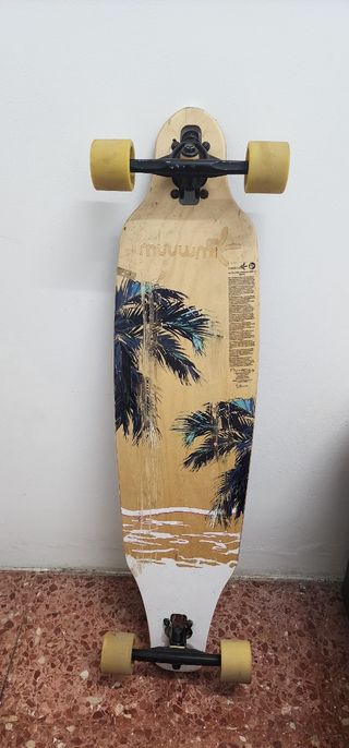Longboard Muuwmi con diseño de palmeras