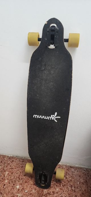 Longboard Muuwmi con diseño de palmeras