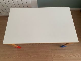 Mesa infantil de altura regulable