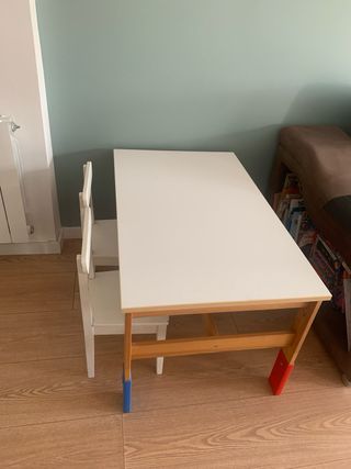 Mesa infantil de altura regulable