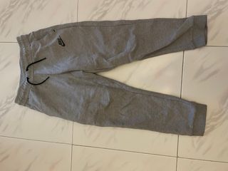 Pantalón Nike Tech Gris