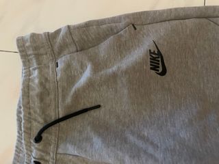 Pantalón Nike Tech Gris