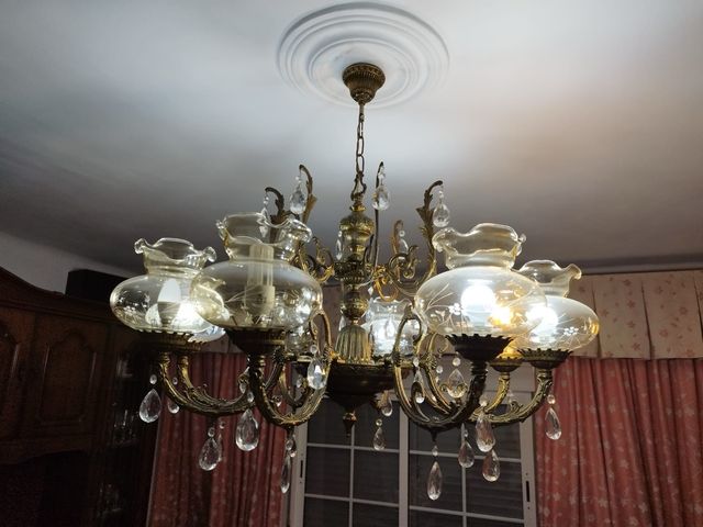 Lámpara de techo dorada con cristales