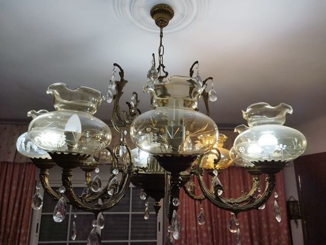 Lámpara de techo dorada con cristales