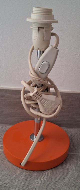 Lámpara de mesa naranja y blanca