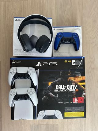 PlayStation 5 con 3 mandos y auriculares