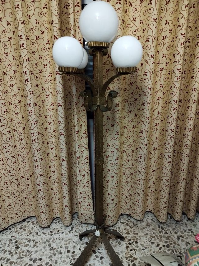 Lámpara de pie dorada con globos blancos