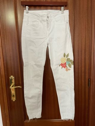 Pantalón blanco bordado floral