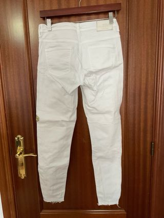 Pantalón blanco bordado floral